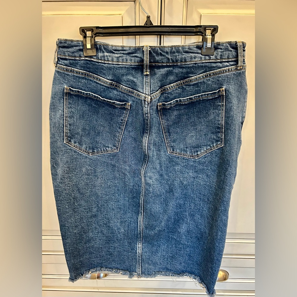 Old Navy women's blue denim midi skirt featuring a raw hem front slit size 14 - Picture 5 of 6